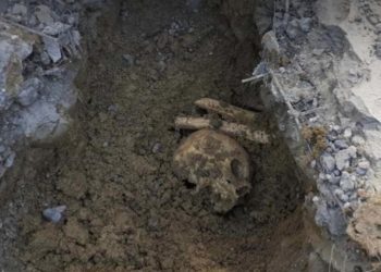 Posmrtni ostaci dvije žrtve genocida u Srebrenici pronađeni zabetonirani u fontani u Brčkom