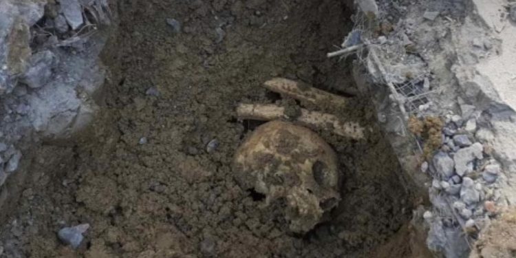 Posmrtni ostaci dvije žrtve genocida u Srebrenici pronađeni zabetonirani u fontani u Brčkom