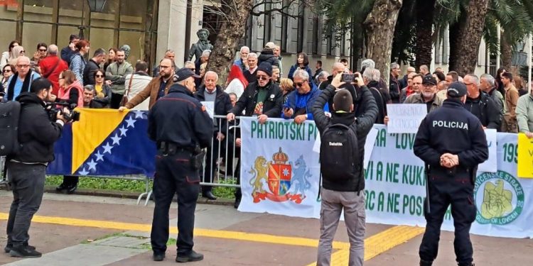 Dodik u Crnoj Gori, grupa građana protestovala ispred Skupštine. Sastanak samo sa Mandićem