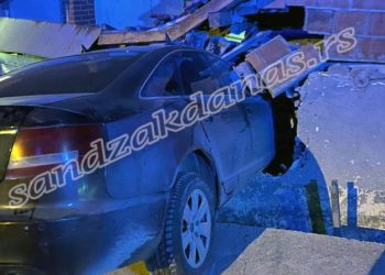 Novi Pazar: Auto uletjelo u porodičnu kuću u naselju Svojbor