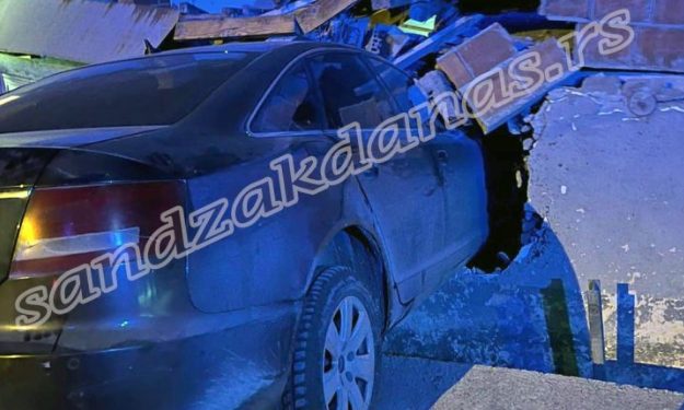Novi Pazar: Auto uletjelo u porodičnu kuću u naselju Svojbor