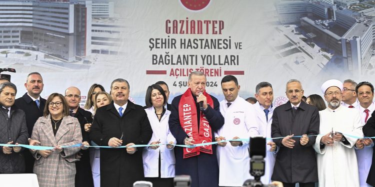 Godišnica zemljotresa u Turskoj, otvorena bolnica i uručeni ključevi od novih stanova