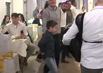 Prelijepo kolo djede i unuka, cijela porodica folkoraši