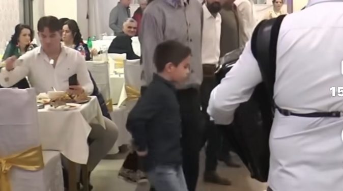 Prelijepo kolo djede i unuka, cijela porodica folkoraši