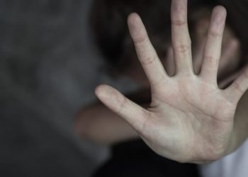 Majka držala ćerku kao ROBA, policija zatekla haos: Ležala na podu i jedva disala