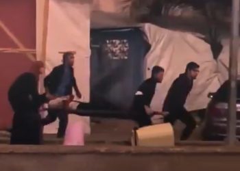 Kakva hrabrost Palestinke, dok snajper puca ona pomaže ranjenom mladiću