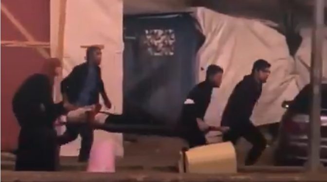 Kakva hrabrost Palestinke, dok snajper puca ona pomaže ranjenom mladiću