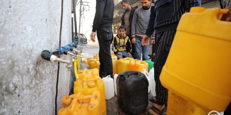 Palestinci čekaju u redovima: Nestašice vode u Gazi koja je pod izraelskim napadima