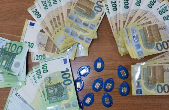 Velika zaplena zlata i novca kod putnika, preko 40.000 eura u džepu jakne