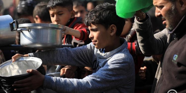 Djeca Palestine su gladna, danima čekaju u red za hranu. Uputimo večeras dovu- uoči petka je