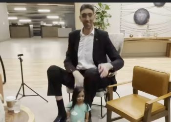 Kako izgleda susret najvišeg čovjeka na svijetu i najmanje žene VIDEO