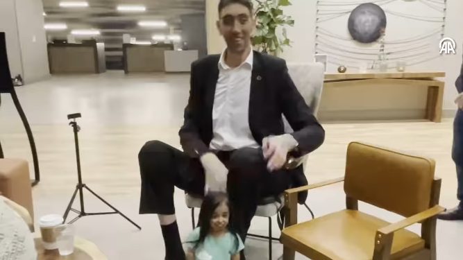 Kako izgleda susret najvišeg čovjeka na svijetu i najmanje žene VIDEO