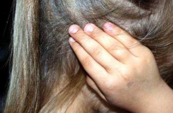 Čtevorogodišnju djevojčicu pretukla braća od dajidže od čega je preselila