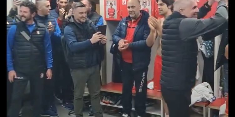 Velikosrpski nacionalizam prisutan u svim sferama društva. Trener i fudbaleri napretka pjevali “Veseli se srpski rode”