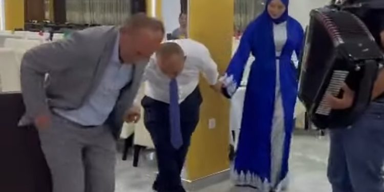 Prelijepo Saborsko kolo Hazira Alića iz Crniša kod Tutina