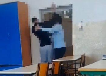 Tuča nastavnika i učenika u učionici, nastavnik završio na pod VIDEO