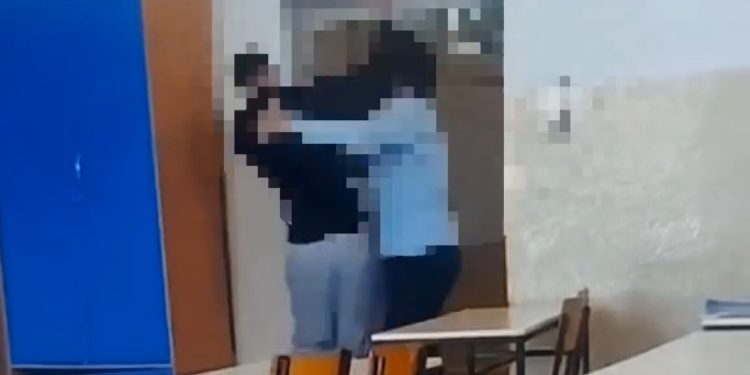 Tuča nastavnika i učenika u učionici, nastavnik završio na pod VIDEO