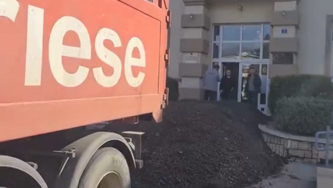 Lokalne funkcionere u Beranama zateklo iznenađenje, ulaz zatrpan šljunkom