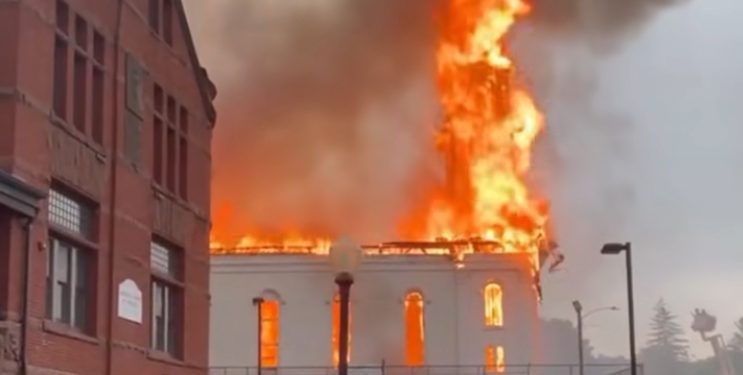 Od udara groma spaljena crkva koja je proslavljala mesec gej-populacije VIDEO