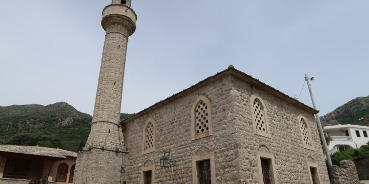 Pjevačica Sandra Afrika donirala novac Derviš Hasanovoj džamiji, ne gledam ko je koje vjere