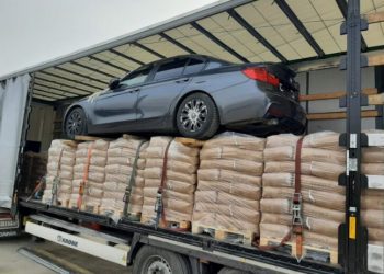 Ispod cerade kamiona sakrio luksuzni automobil, carinici ga zaplenili