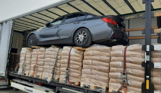 Ispod cerade kamiona sakrio luksuzni automobil, carinici ga zaplenili
