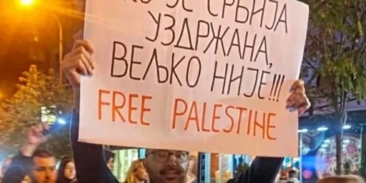 Raković morao da napusti Srbiju nakon napada na njega zbog transparenta podrške Palestini