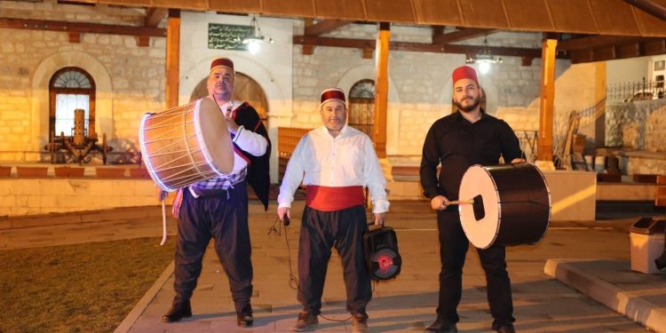 Linda i ove godine brine o Sjeničacima i budi ih na Sufur, tradicija se nastavlja