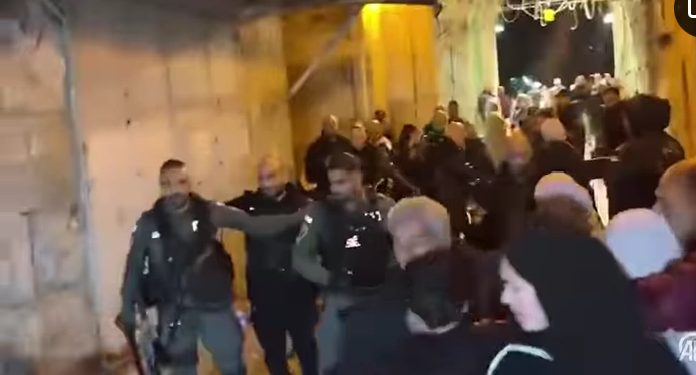 Izraelski cionisti pendrecima tukli vjernike na ulazu u džamiju Al – Aksa VIDEO