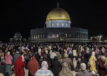 Muslimani klanjali prve teravije, od Njujorka do Istanbula. Slike iz regiona: Sarajevo, Beograd, Kosovo