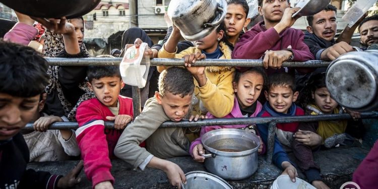 Humanitarna katastrofa u Gazi, hrane nema a gladni satima čekaju