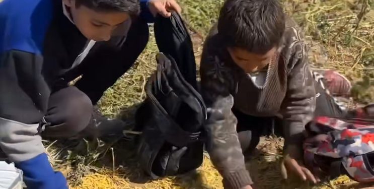 Radost djece u Gazi pri pronalasku hrane dostavljene u pomoći iz vazduha