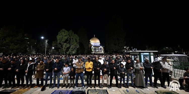 Sa Palestincima nema pogodbe i sile koja će ih odvojiti od Gospodara, 70.000 vjernika na teravije