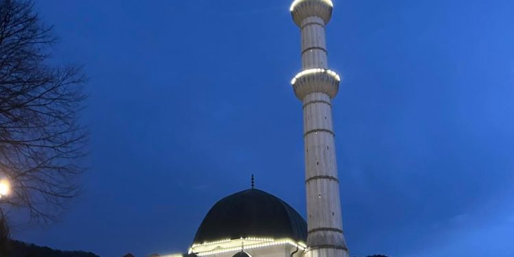 Ezan za teravije sa džamije u Srebrenici