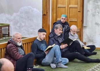 Dino Merlin prati učenje Kur’ana u Čekrekčijinoj džamiji u Sarajevu