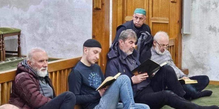 Dino Merlin prati učenje Kur’ana u Čekrekčijinoj džamiji u Sarajevu