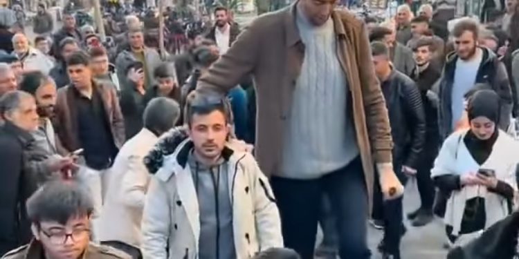 Sultan Kösen iz Turske je najviši čovjek na svijetu, visok 2,51 metar