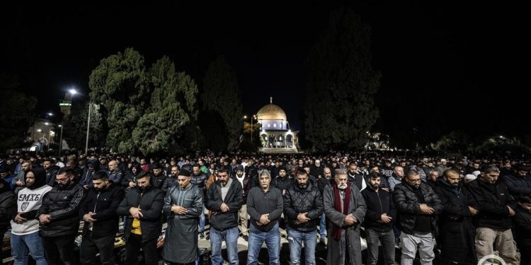 Za Palestinske vjernike ne važe nikakva cionistička ograničenja, Al Aksa puna na teravije