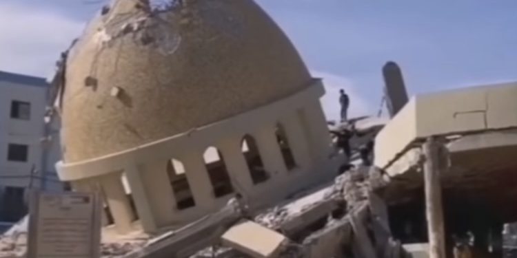 Gaza: Sa porušene džamije plačljivi glas uči ezan