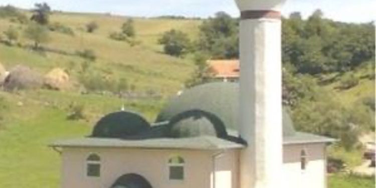 Selo Koniče kod Tutina, džamija u sred sela