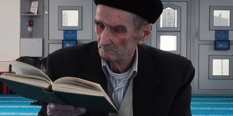 Zagazi desetu decenije ali Ramazan posti, obavlja molitve redovno