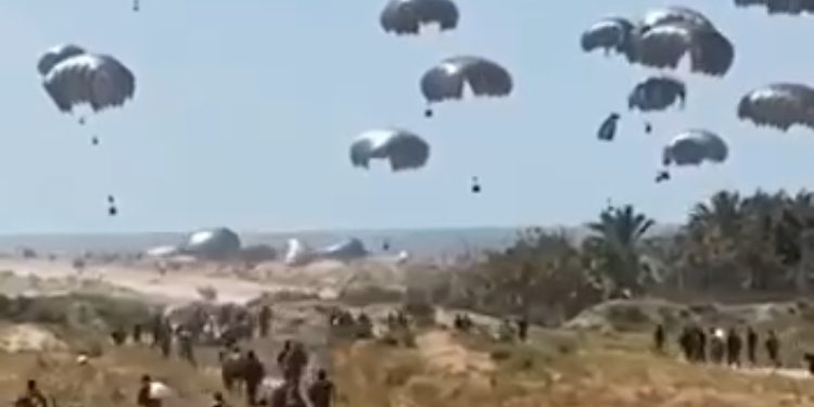 Velika glad u Gazi, pomoć se spusta iz aviona. 12 Palestinaca se utopilo u more