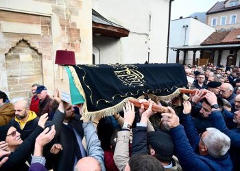 Klanjana dženaza Abdulahu Sidranu, velikan ukopan u haremu Ferhadija džamije