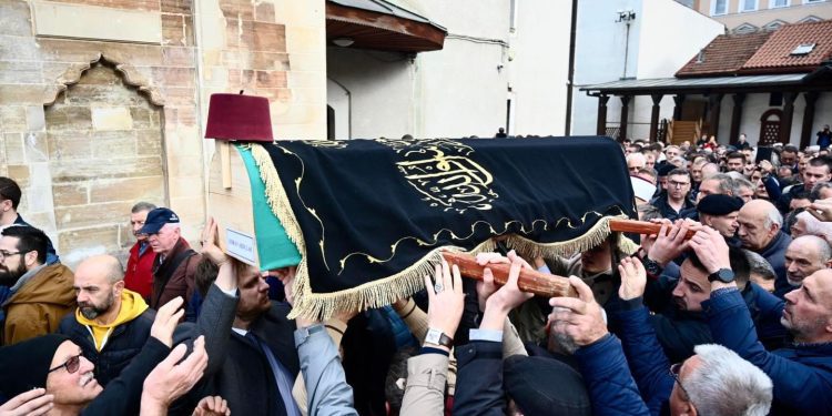 Klanjana dženaza Abdulahu Sidranu, velikan ukopan u haremu Ferhadija džamije