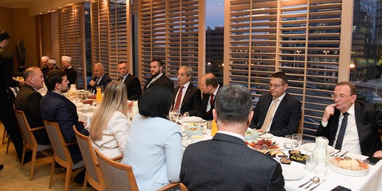 Turski ambasador priredio iftar u Beogradu, prvi put svi predstavnici vjerskog i političkog života Bošnjaka