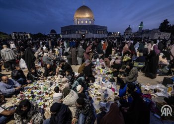 Iftar u dvorištu džamije Al Aksa uz Kur’an i namaz, Palestinci pripadnici Ummeta