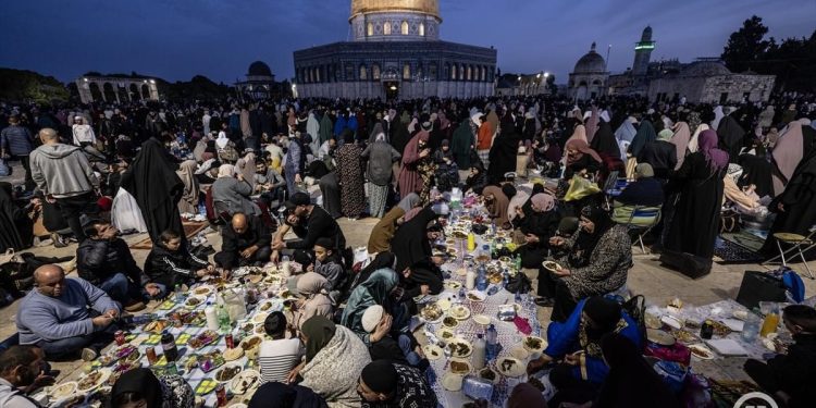 Iftar u dvorištu džamije Al Aksa uz Kur’an i namaz, Palestinci pripadnici Ummeta
