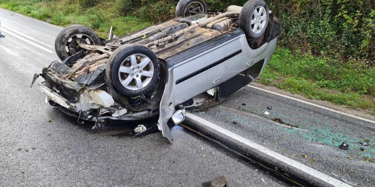 Maloljetnici ukrali auto a zatim se prevrnuli i pobjegli sa lica mjesta