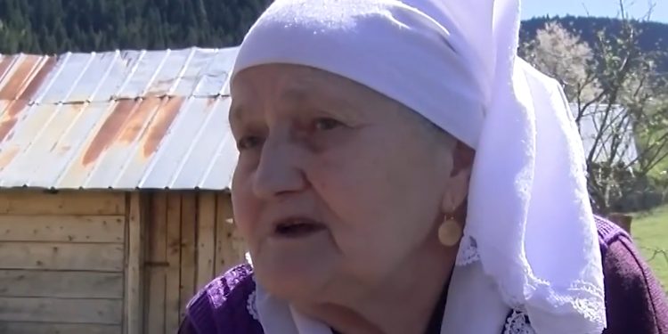 Ćama Ademović (85) iz Đerekara odgojila dece, 22 unučadi, 24 paraunučadi i 4 čukun unuka