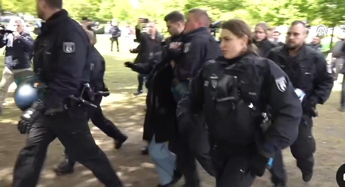 Berlin: Policija nasilno uklonila kamp propalestinskih demonstranata kod parlamenta